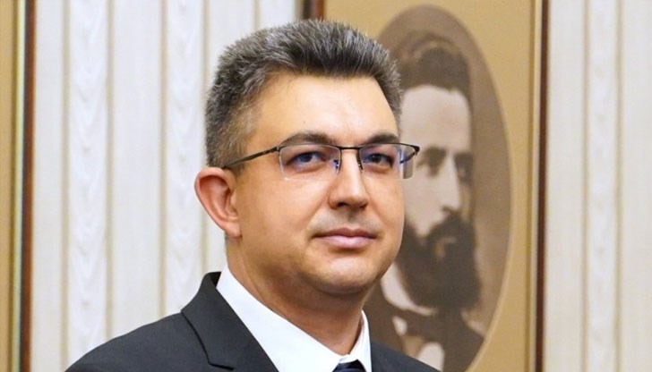 Пламен Николов: Тройно вдигам преподавателските и учителските заплати
