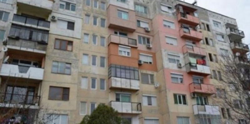 Палава двойка падна от балкона докато правят любов