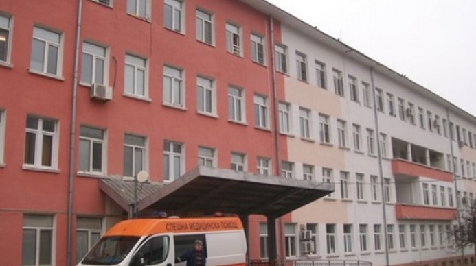 Мама седеше посиняла от студ в стая с починала жена и отворени прозорци