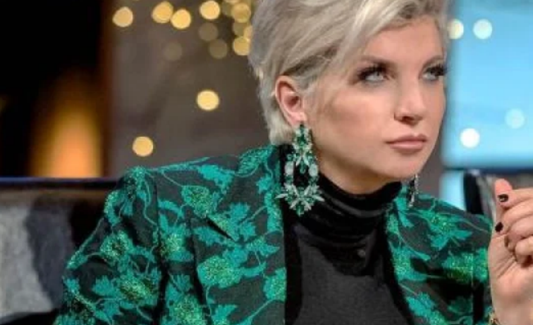 С едни гърди напред: Всички говорят за бюста на Силвена Роу СНИМКА
