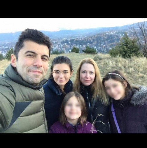 Кирил Петков пръсна 400 бона по най-голямата си дъщеря (Снимки):