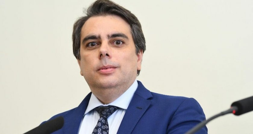 Асен Василев отвърна на Радев: Не сте направили нищо, за да свалите цените на горивата! Благодарение на нас минималната заплата ще бъде