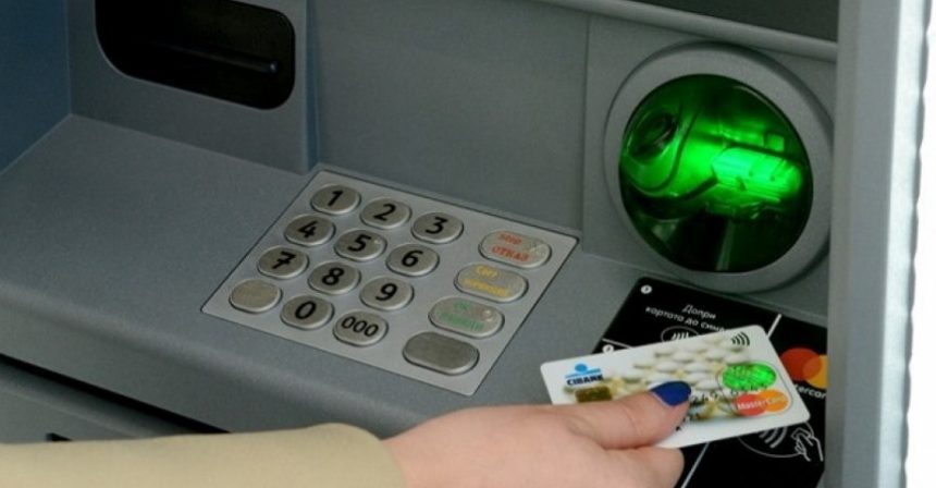 Всеки трябва да знае това- колко пари ви взима банката при плащане или теглене от банкомат с карта (таблица за всички банки)