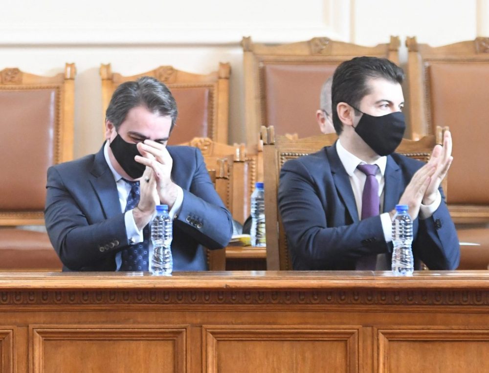 Кирил Петков и Асен  Василев влязоха в историята: С 2,5 млрд. лева ремонтираи 7 километра пътища!