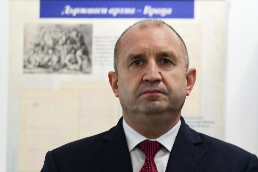 В САЩ не можаха да изберат председател на Камарата на представителите след 3 поредни гласувания. Нещо невиждано от 1923 г. 20 републиканци бламираха Маккарти, четем в публикация на Георги Марков, бивш конституционен съдия, в личния му профил в социалните мрежи. „Доналд Тръмп е последната надежда!“, допълва Марков. P. S.: На кого да даде третия мандат Радев?!  Ако е джентълмен – на БСП, те му дадоха старт на политическата кариера. Ако е соросоид – на ДБ – най-старите партизани на Сорос в БГ.  Ако е НАТО-вец, на ДПС – те ни вкараха в НАТО с Царя.  Ако иска избори 2 в 1, на Янев, който може да държи мандата до лятото.  Advertisement     Няма конституционен срок. Конституционният съд говори за разумен срок. Ама има предвид разумни времена. А времената са неразумни.  Източник: demokrat.bg