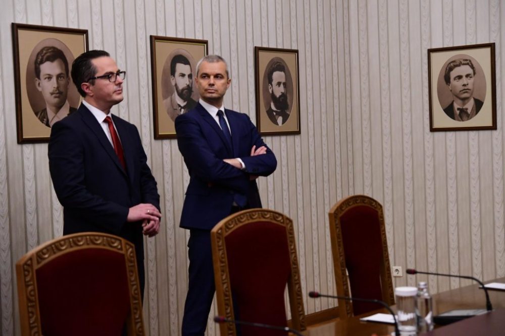 „Възраждане“ не издържа! Искат среща с Радев заради еврото